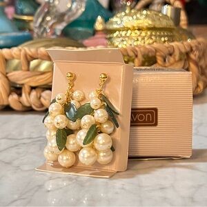 Vintage Avon Pearl Grapes Pierced Earrings